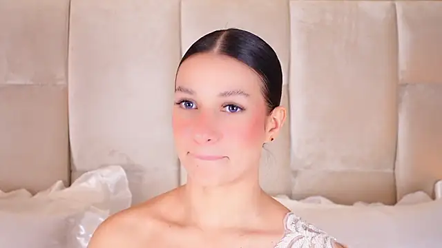 Snapshot of KiraKayleigh1 chatting on 03-02-26, 11:44 KiraKayleigh1 online show from 03-02-26, 11:44