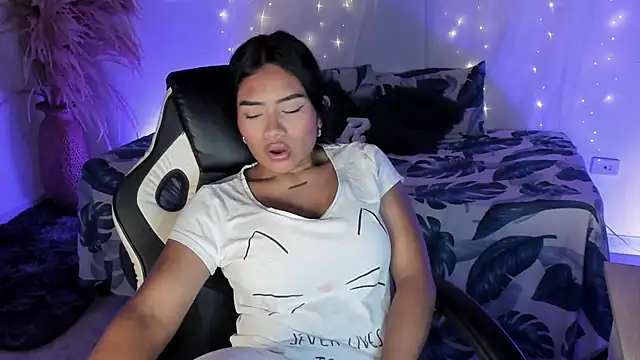 Snapshot of Riana_Kean chatting on 03-09-26, 03:54 Riana Kean online show from 03-09-26, 03:54