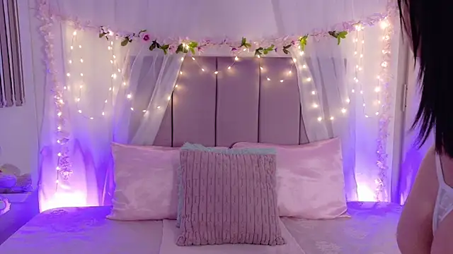 Snapshot of Julie_Bennet chatting on 02-24-26, 01:14 Julie Bennet online show from 02-24-26, 01:14