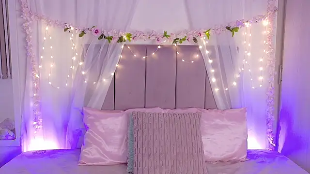 Snapshot of Julie_Bennet chatting on 03-01-26, 02:57 Julie Bennet online show from 03-01-26, 02:57