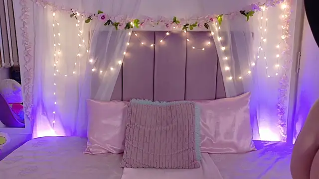 Snapshot of Julie_Bennet chatting on 03-08-26, 05:33 Julie Bennet online show from 03-08-26, 05:33