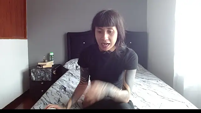 Emilia 1995 online show from 11-25-25, 03:12