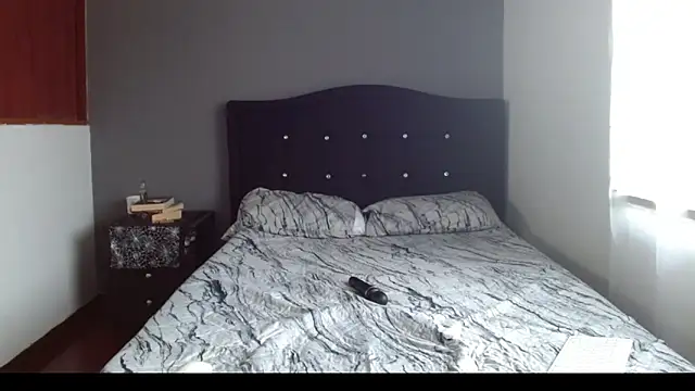 Snapshot of Emilia_1995 chatting on 12-19-25, 08:05 Emilia 1995 online show from 12-19-25, 08:05