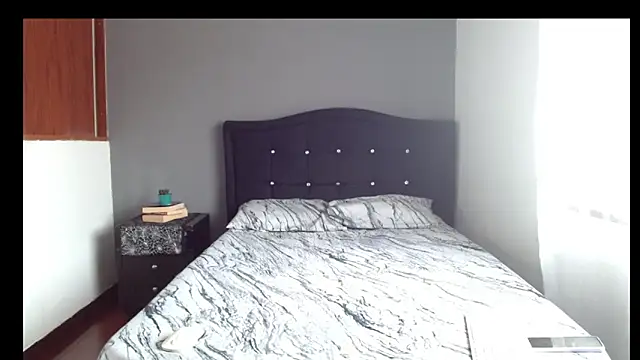 Snapshot of Emilia_1995 chatting on 02-14-26, 03:53 Emilia 1995 online show from 02-14-26, 03:53