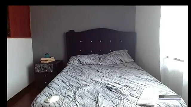 Snapshot of Emilia_1995 chatting on 02-24-26, 06:39 Emilia 1995 online show from 02-24-26, 06:39