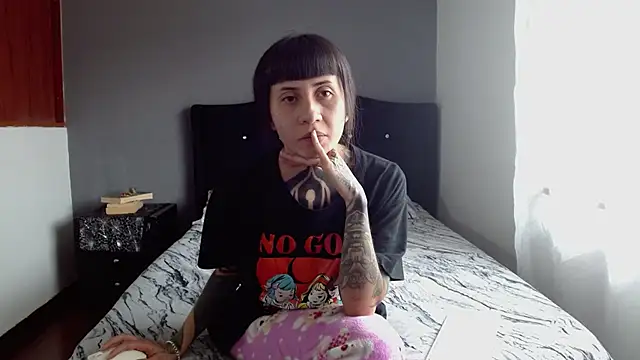 Emilia 1995 online show from 06-18-26, 04:00