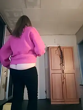 Snapshot of Evelina_cute chatting on 10-15-25, 02:50 Evelina cute online show from 10-15-25, 02:50