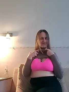 Snapshot of Evelina_cute chatting on 10-23-25, 01:43 Evelina cute online show from 10-23-25, 01:43