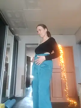 Snapshot of Evelina_cute chatting on 10-31-25, 01:01 Evelina cute online show from 10-31-25, 01:01