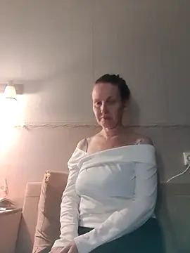 Snapshot of Evelina_cute chatting on 11-16-25, 06:02 Evelina cute online show from 11-16-25, 06:02