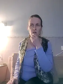 Snapshot of Evelina_cute chatting on 12-15-25, 01:26 Evelina cute online show from 12-15-25, 01:26