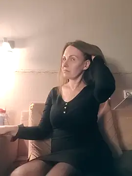 Snapshot of Evelina_cute chatting on 03-15-26, 06:03 Evelina cute online show from 03-15-26, 06:03