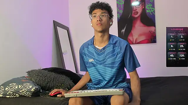 Snapshot of harrytwink18 chatting on 02-20-25, 01:08 harrytwink18 online show from 02-20-25, 01:08