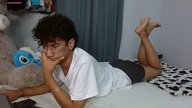 Snapshot of harrytwink18 chatting on 04-07-26, 02:17 harrytwink18 online show from 04-07-26, 02:17