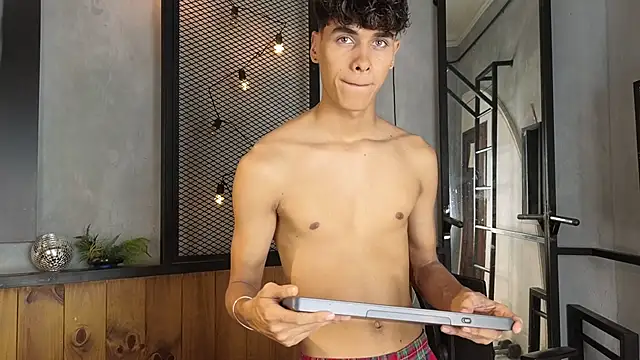 Snapshot of andrewortix chatting on 03-10-26, 04:28 andrewortix online show from 03-10-26, 04:28