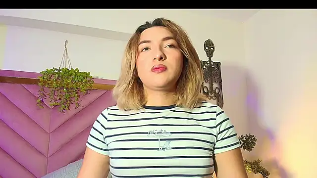 Snapshot of TomLondon_ chatting on 10-26-25, 01:50 TomLondon online show from 10-26-25, 01:50