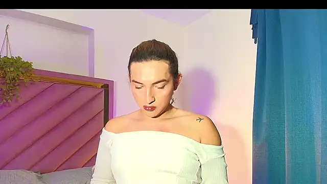 Snapshot of TomLondon_ chatting on 10-28-25, 01:14 TomLondon online show from 10-28-25, 01:14