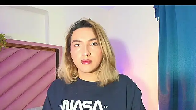 Snapshot of TomLondon_ chatting on 11-05-25, 01:44 TomLondon online show from 11-05-25, 01:44