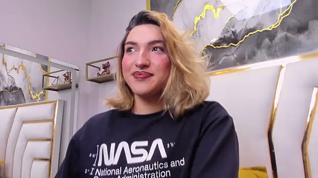 Snapshot of TomLondon_ chatting on 11-26-25, 11:55 TomLondon online show from 11-26-25, 11:55