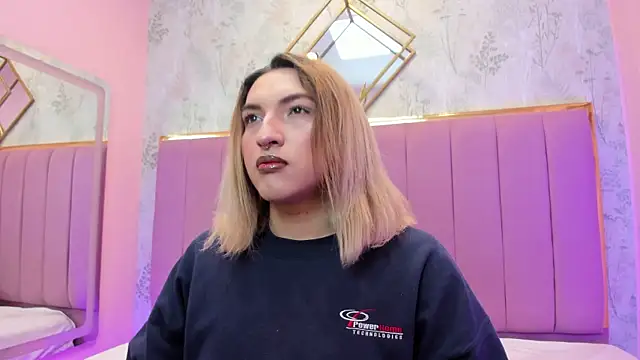 Snapshot of TomLondon_ chatting on 11-30-25, 11:47 TomLondon online show from 11-30-25, 11:47