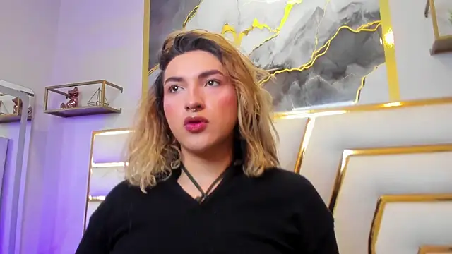 Snapshot of TomLondon_ chatting on 12-17-25, 01:39 TomLondon online show from 12-17-25, 01:39