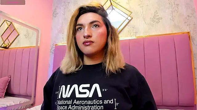 Snapshot of TomLondon_ chatting on 12-18-25, 01:50 TomLondon online show from 12-18-25, 01:50