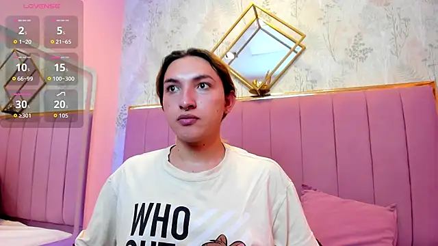 Snapshot of TomLondon_ chatting on 12-22-25, 03:20 TomLondon online show from 12-22-25, 03:20