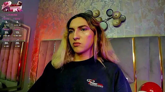 Snapshot of TomLondon_ chatting on 02-14-26, 03:53 TomLondon online show from 02-14-26, 03:53