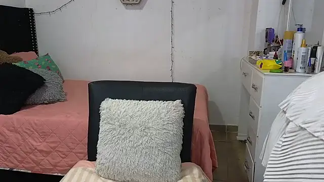 Snapshot of charlotte_077 chatting on 12-16-25, 03:44 charlotte 077 online show from 12-16-25, 03:44