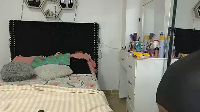 Snapshot of charlotte_077 chatting on 02-05-26, 03:11 charlotte 077 online show from 02-05-26, 03:11