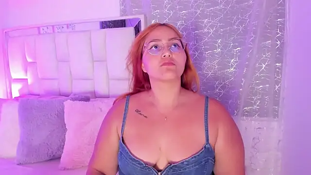 Snapshot of LeahxBarker chatting on 09-18-25, 01:18 LeahxBarker online show from 09-18-25, 01:18