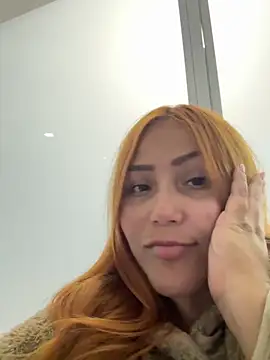 Snapshot of LeahxBarker chatting on 10-19-25, 05:41 LeahxBarker online show from 10-19-25, 05:41