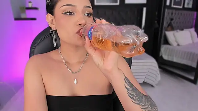 Snapshot of renee_shelby_ chatting on 03-10-26, 08:36 renee shelby online show from 03-10-26, 08:36