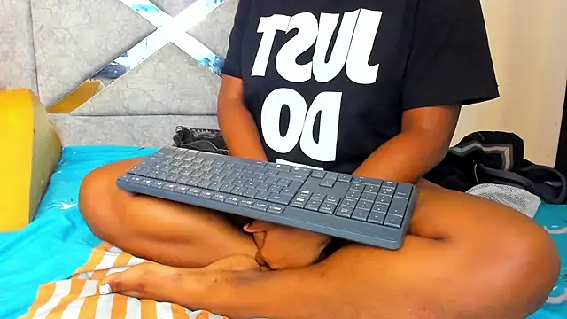 EvaxEmma online show from 03-17-25, 06:21