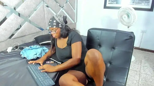 EvaxEmma online show from 04-14-26, 06:25