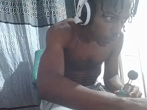 Larry-n-clouds online show from 12-20-25, 05:03