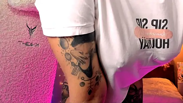 Snapshot of tykioty_Miley chatting on 01-17-25, 06:23 tykioty Miley online show from 01-17-25, 06:23