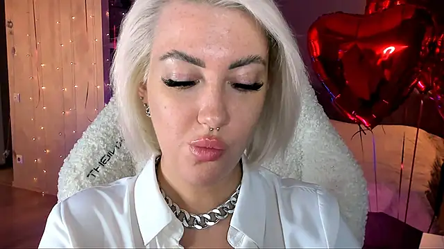 Snapshot of tykioty_Miley chatting on 02-14-25, 01:08 tykioty Miley online show from 02-14-25, 01:08