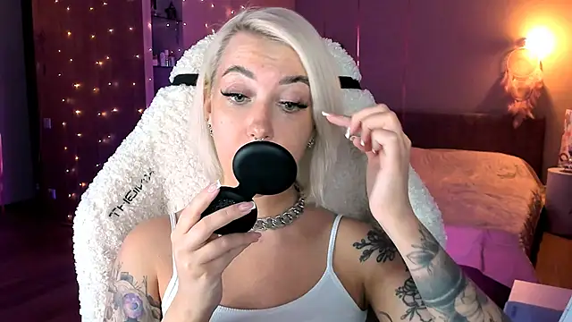 Snapshot of tykioty_Miley chatting on 02-26-25, 05:39 tykioty Miley online show from 02-26-25, 05:39