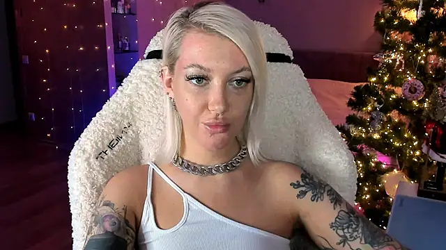 Snapshot of tykioty_Miley chatting on 12-15-25, 01:59 tykioty Miley online show from 12-15-25, 01:59