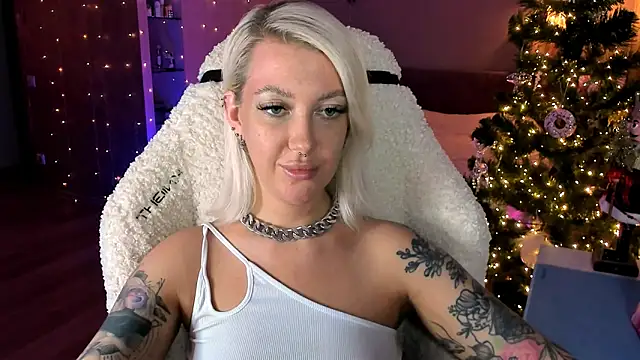 Snapshot of tykioty_Miley chatting on 12-22-25, 04:04 tykioty Miley online show from 12-22-25, 04:04