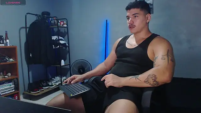 Snapshot of paulo_allen chatting on 03-08-25, 03:35 paulo allen online show from 03-08-25, 03:35