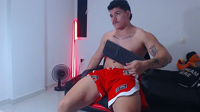 Snapshot of paulo_allen chatting on 10-31-25, 11:39 paulo allen online show from 10-31-25, 11:39