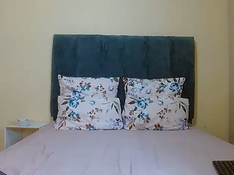 Snapshot of curvycloe1 chatting on 06-15-26, 06:15 curvycloe1 online show from 06-15-26, 06:15