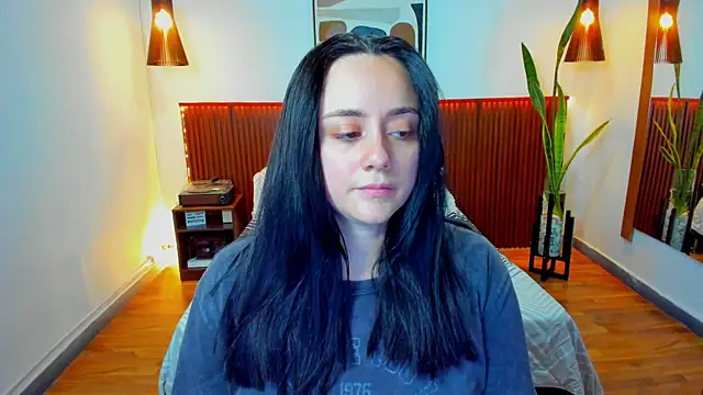 Snapshot of KatherineBond chatting on 11-18-25, 05:17 KatherineBond online show from 11-18-25, 05:17