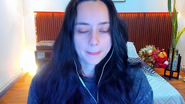 Snapshot of KatherineBond chatting on 12-19-25, 06:26 KatherineBond online show from 12-19-25, 06:26