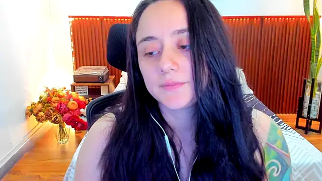 Snapshot of KatherineBond chatting on 12-20-25, 07:10 KatherineBond online show from 12-20-25, 07:10