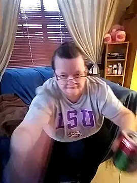 Snapshot of Bayou_Woman68 chatting on 12-17-25, 08:59 Bayou Woman68 online show from 12-17-25, 08:59