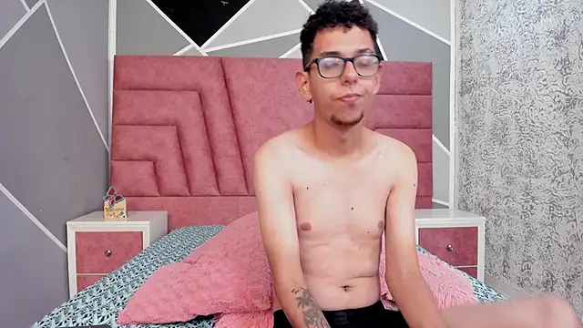 Snapshot of Derek_and_Skarlet chatting on 01-28-25, 02:42 Derek and Skarlet online show from 01-28-25, 02:42