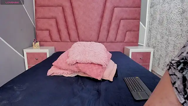 Snapshot of Derek_and_Skarlet chatting on 02-09-25, 01:56 Derek and Skarlet online show from 02-09-25, 01:56